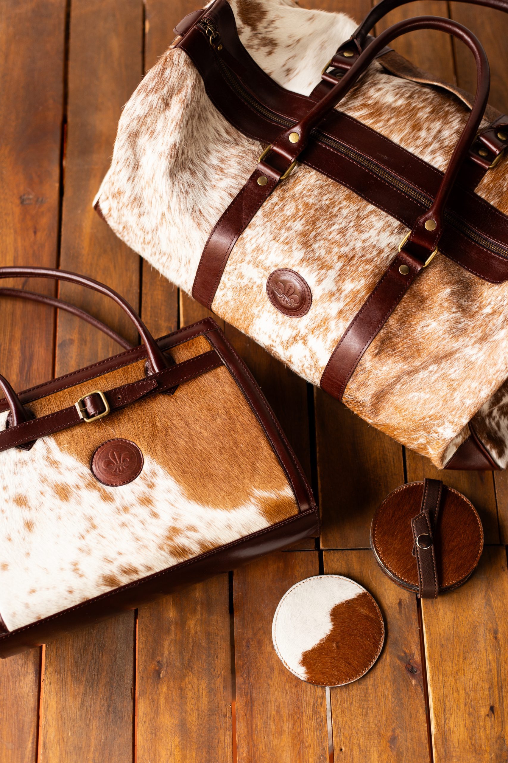 Carteras y Bolsos de cuero vacuno y pelo, siempre son una opción destacada